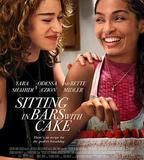 坐在酒吧里吃蛋糕